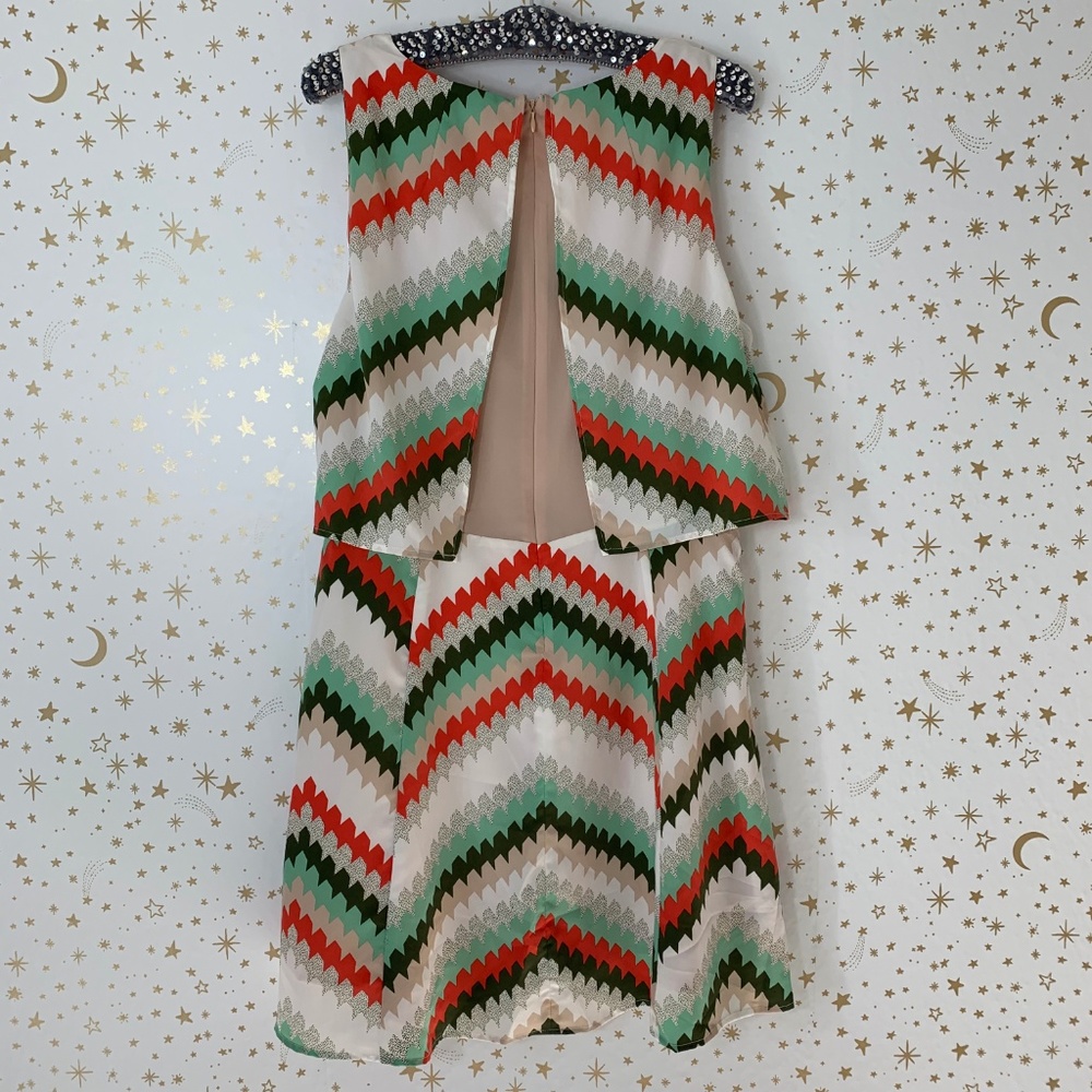1.STATE | Sleeveless Chevron Print Dress - Picture 8 of 8